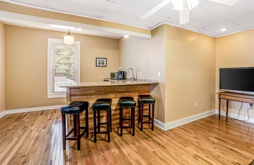 Hammondsport Condominio | Second floor condo near Keuka Lake with city view, partial AC, and fast WiFi