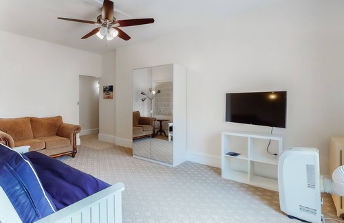 Provincetown Condominio | Second Floor Condo with Ocean View, High-Speed WiFi, & Rooftop Deck!