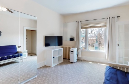 Provincetown Condominio | Second Floor Condo with Ocean View, High-Speed WiFi, & Rooftop Deck!