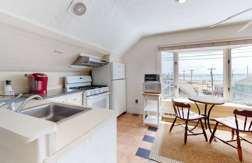 Provincetown Condominio | Second Floor Condo with Ocean View, High-Speed WiFi, & Rooftop Deck!