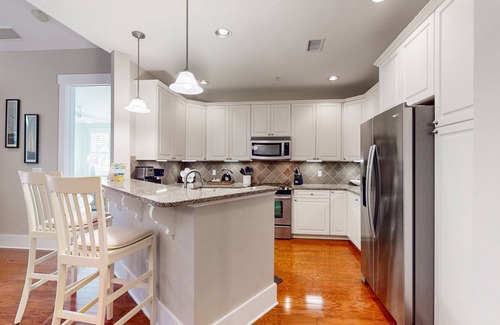 St. James Condominio | Second-floor condo with private balcony, AC, & W/D - walk to marina