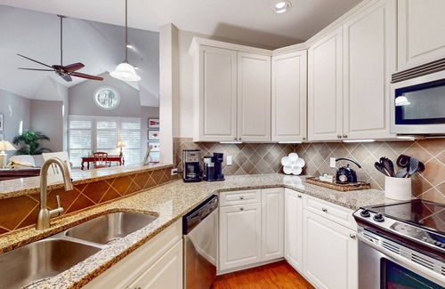 St. James Condominio | Second-floor condo with private balcony, AC, & W/D - walk to marina