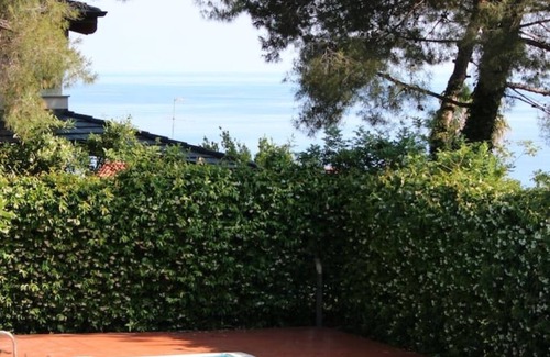 Marina di Andora Apartamento | Second floor apartment in villa with swimming pool