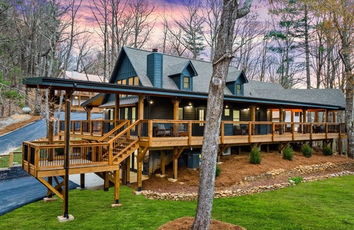 Blairsville Casa | Second-floor mountain view suite with firepits, deck, & game lounge