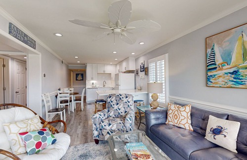 Morehead City Condominio | Second-Floor, Ocean View Condo with WiFi & Shared Pools/Hot Tub/Putt-Putt