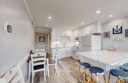 Morehead City Condominio | Second-Floor, Ocean View Condo with WiFi & Shared Pools/Hot Tub/Putt-Putt