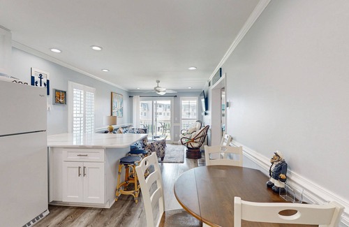 Morehead City Condominio | Second-Floor, Ocean View Condo with WiFi & Shared Pools/Hot Tub/Putt-Putt