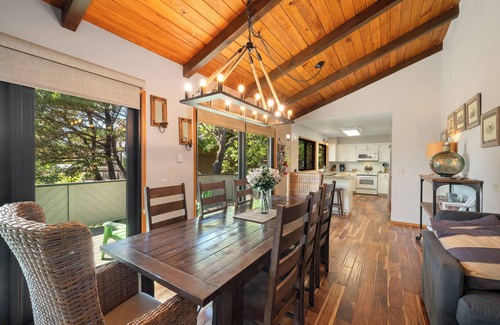 Manzanita Casa | Second Wind MCA#187Hot tub,1/4 block to beach access, Dogs OK, Gas Fireplace