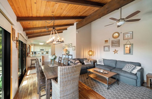 Manzanita Casa | Second Wind MCA#187Hot tub,1/4 block to beach access, Dogs OK, Gas Fireplace