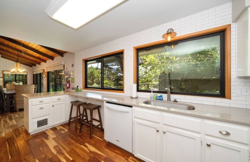 Manzanita Casa | Second Wind MCA#187Hot tub,1/4 block to beach access, Dogs OK, Gas Fireplace