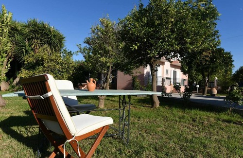 Temeni Casa | SECRET GARDEN HOUSE - UN PEQUEÑO PARAÍSO 1,5 KM DEL MAR A 3 KM DE LA CIUDAD