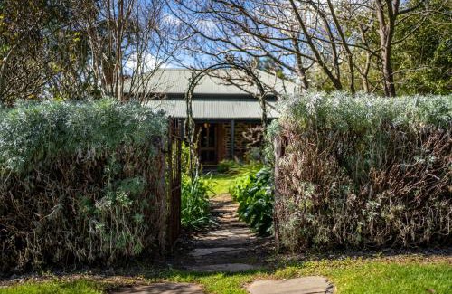 McLaren Vale Casa | Secret Garden - Luxury Cottage - Giant 85inch TV