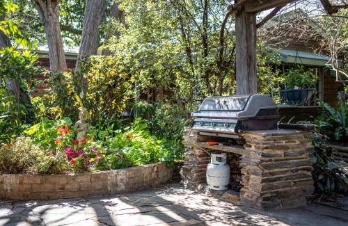 McLaren Vale Casa | Secret Garden - Luxury Cottage - Giant 85inch TV