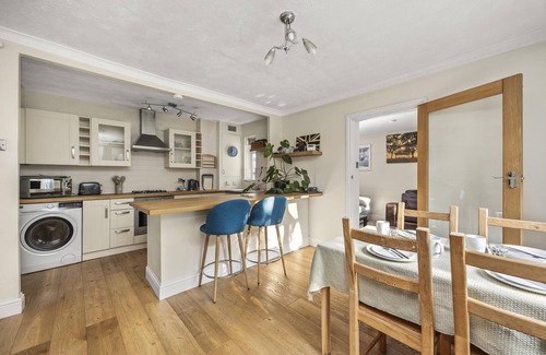 Broadbridge Heath Casa | Secret Garden with Free Parking