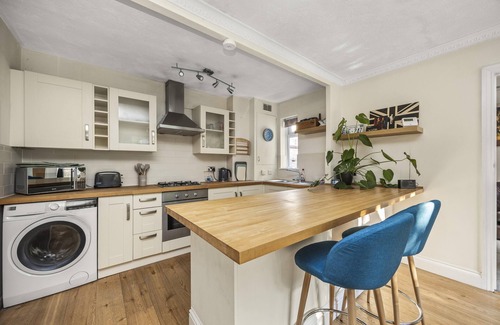 Broadbridge Heath Casa | Secret Garden with Free Parking