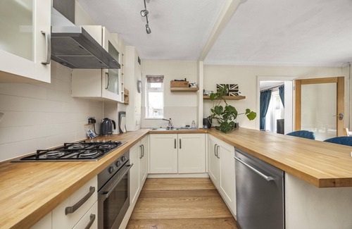 Broadbridge Heath Casa | Secret Garden with Free Parking