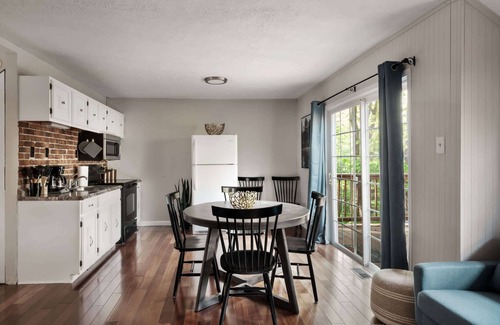 Ridgeway Cabina | Secret Gardens, Fireplace, Deck & Dog-Friendly