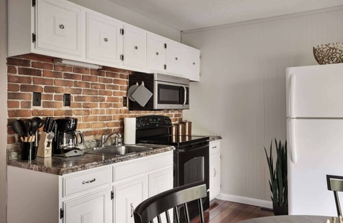 Ridgeway Cabina | Secret Gardens, Fireplace, Deck & Dog-Friendly