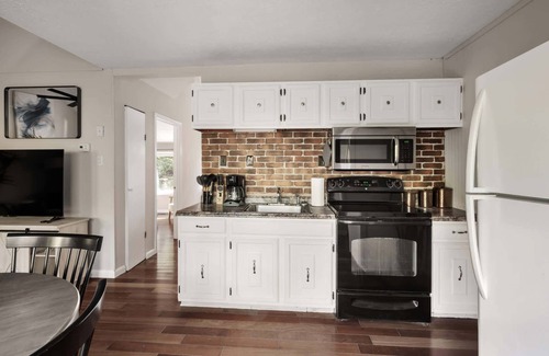Ridgeway Cabina | Secret Gardens, Fireplace, Deck & Dog-Friendly