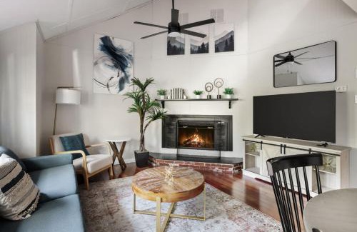 Ridgeway Casa | Secret Gardens Fireplace Deck & Dog-Friendly