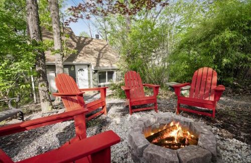 Ridgeway Casa | Secret Gardens Fireplace Deck & Dog-Friendly