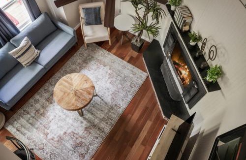 Ridgeway Casa | Secret Gardens Fireplace Deck & Dog-Friendly