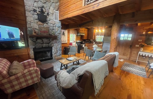 Floyd Dale Cabina | Secret Romantic Cabin of South Carolina w / Big Green Egg Grill