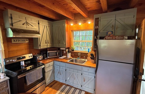 Floyd Dale Cabina | Secret Romantic Cabin of South Carolina w / Big Green Egg Grill