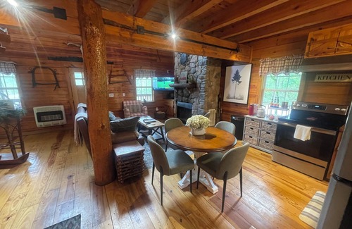 Floyd Dale Cabina | Secret Romantic Cabin of South Carolina w / Big Green Egg Grill