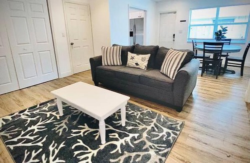 Deerfield Beach Apartamento | Secret Serenity! Roomy! Pool! 5 min from Beach!