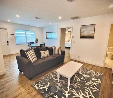 Deerfield Beach Apartamento | Secret Serenity! Roomy! Pool! 5 min from Beach!