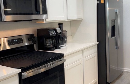 Northside Casa | Secure and Charming 3-bedroom house with AC, WiFi near Jacksonville airport