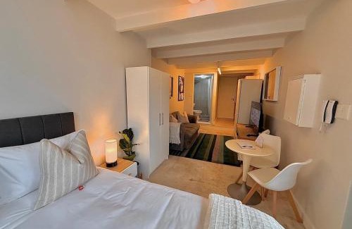 Claremont Apartamento | Secure & Central, Modern Flatlet