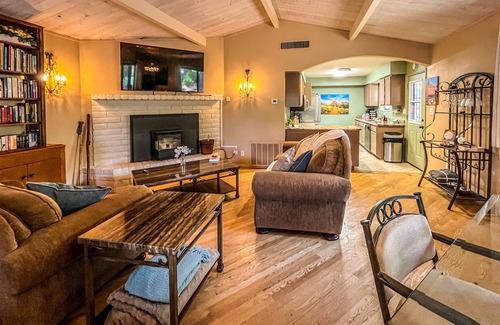 Sedona Cabina | Sedona Perfect! Charming Guest House on 5 Acre Gated Estate boardering Oak Creek