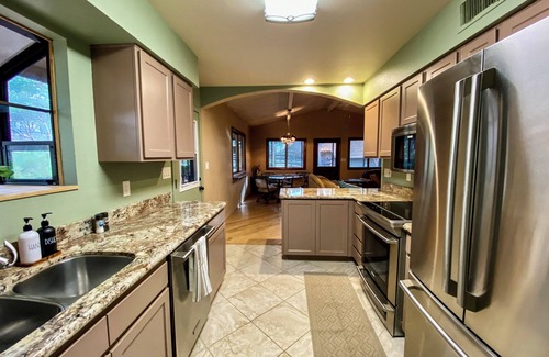Sedona Cabina | Sedona Perfect! Charming Guest House on 5 Acre Gated Estate boardering Oak Creek