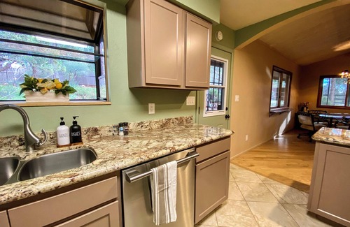 Sedona Cabina | Sedona Perfect! Charming Guest House on 5 Acre Gated Estate boardering Oak Creek