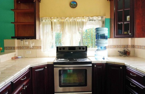Ciudad de Belice Apartamento | See Belize Waterside Sea View 2-bedroom Apartment w Balcony, Pool & Deck 2nd FL