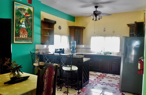 Ciudad de Belice Apartamento | See Belize Waterside Sea View 2-bedroom Apartment w Balcony, Pool & Deck 2nd FL