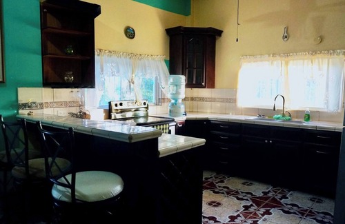 Ciudad de Belice Apartamento | See Belize Waterside Sea View 2-bedroom Apartment w Balcony, Pool & Deck 2nd FL