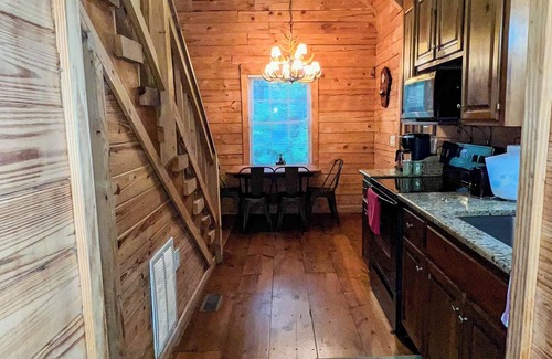 Warm Springs Cabina | See Callaway's Pumpkins and Fantasy in Lights at Shepherd's Den - Fiber Wifi