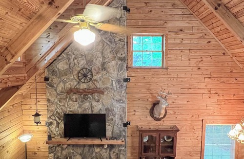 Warm Springs Cabina | See Callaway's Pumpkins and Fantasy in Lights at Shepherd's Den - Fiber Wifi