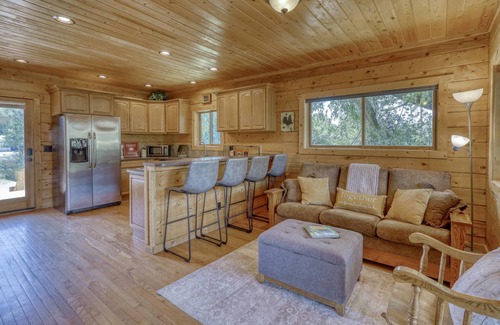 Pagosa Springs Cabina | See Fall's Changing Colors! Riverfront Cozy Cabin, Gas Fireplace, Pet-Friendly, Close to Downtown!