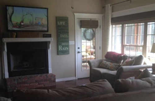 Russellville Casa | See the eclipse and all the area has to offer in comfort! Pet friendly!
