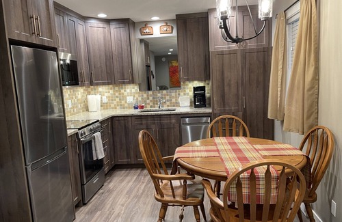 Regional District of Nanaimo Apartamento | See the Sea! A beautiful, fully furnished, one bedroom, semi-oceanfront, suite!