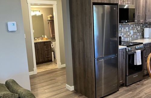Regional District of Nanaimo Apartamento | See the Sea! A beautiful, fully furnished, one bedroom, semi-oceanfront, suite!