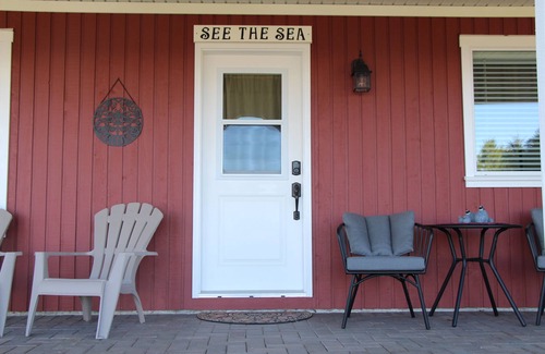 Regional District of Nanaimo Apartamento | See the Sea! A beautiful, fully furnished, one bedroom, semi-oceanfront, suite!