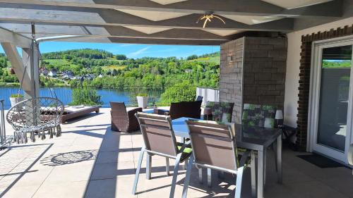 Gummersbach Casa | Seeblick-Ferienwohnung im "Ferienhaus Agger-Blick" mit traumhafter Sonnen-Terrasse, Sauna, E-Kamin & Kajak