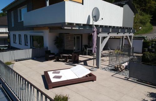 Gummersbach Casa | Seeblick-Ferienwohnung im "Ferienhaus Agger-Blick" mit traumhafter Sonnen-Terrasse, Sauna, E-Kamin & Kajak