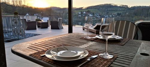 Gummersbach Casa | Seeblick-Ferienwohnung im "Ferienhaus Agger-Blick" mit traumhafter Sonnen-Terrasse, Sauna, E-Kamin & Kajak