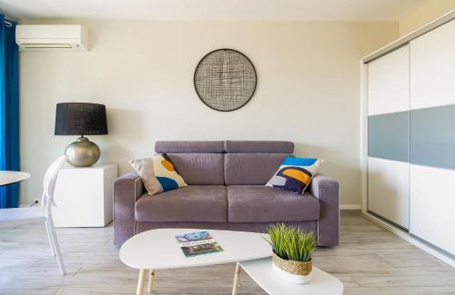 Le Lavandou Apartamento | SELECT'soHOME - Studio - Centre-ville du Lavandou - Wifi, TV, Services hôteliers - AREV